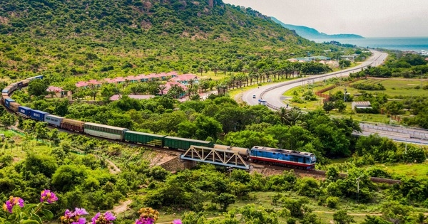 Đoàn tàu du lịch đi qua cung đường sắt đẹp nhất Việt Nam có gì đặc biệt?
