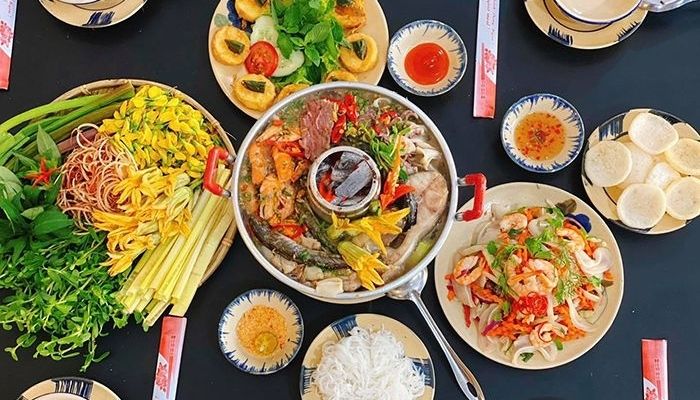 Nguyên liệu tươi sống được chọn ngay tại chợ nổi hoặc được đánh bắt trong ngày