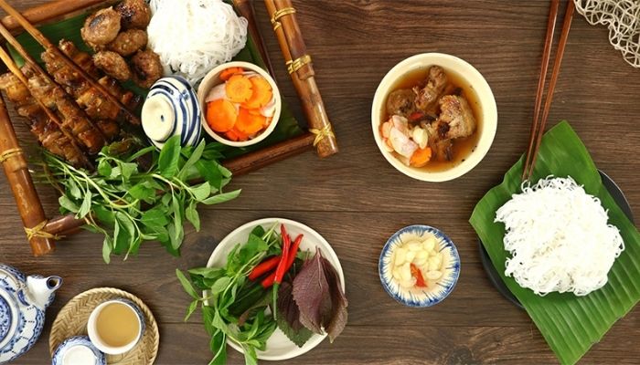 Bún Chả Hà Nội xuất hiện từ đầu thế kỷ 20, gắn liền với đời sống sinh hoạt của người dân khu phố cổ.