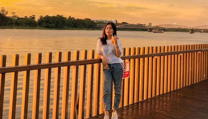 Check-in trên cầu lúc hoàng hôn