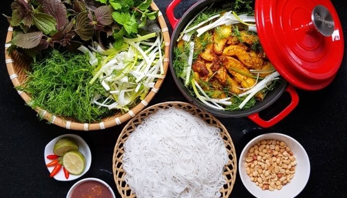 Mùi thơm bốc lên quyện cùng mùi cá nướng khiến bất kỳ du khách nào cũng khó lòng cưỡng lại.