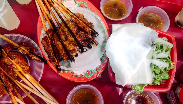 Bánh ướt cuốn thịt nướng chợ Hội An