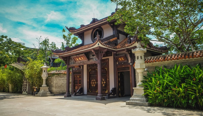 Không chỉ được ngắm nhìn vẻ đẹp kiến trúc mà du khách còn có cơ hội trải nghiệm nhiều hoạt động tâm linh ý nghĩa