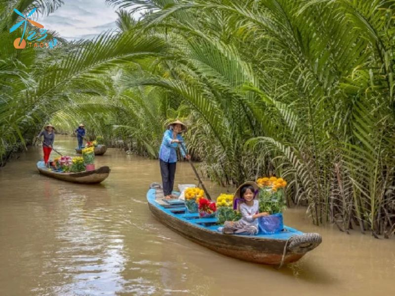 ngồi xuồng tại Cù lao Tân Phong