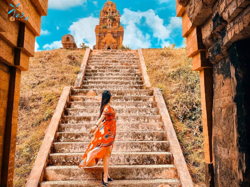 Check-in công trình Tháp Cổng tại Tháp Bánh Ít