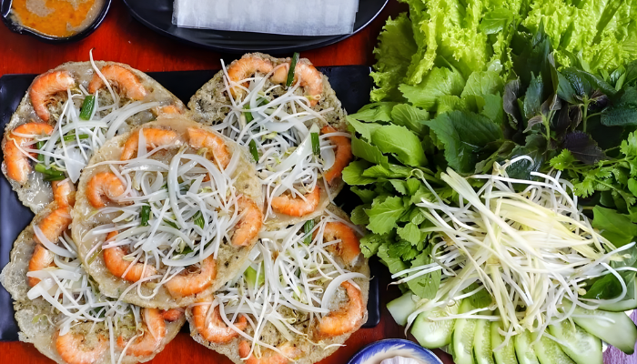 Bánh xèo tôm thịt với những con tôm tươi sống