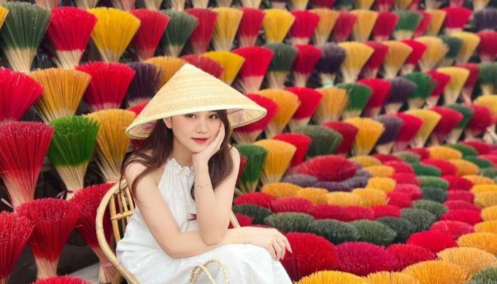 Check-in làng nghề với phông nền rực rỡ