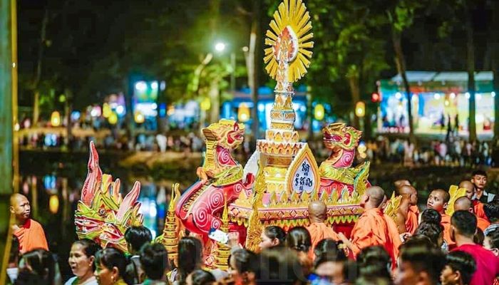 Nghi thức quan trọng nhất trong Lễ Hội Ok Om Bok là lễ cúng Trăng