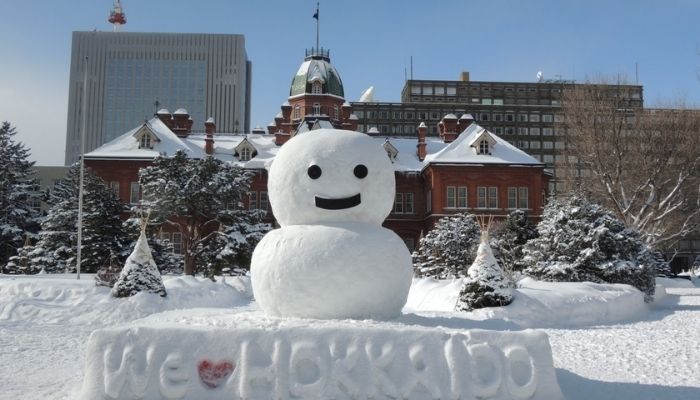 Sapporo, thủ phủ của Hokkaido – hòn đảo nổi tiếng với mùa đông dài và tuyết dày, là nơi lý tưởng để tổ chức lễ hội này.