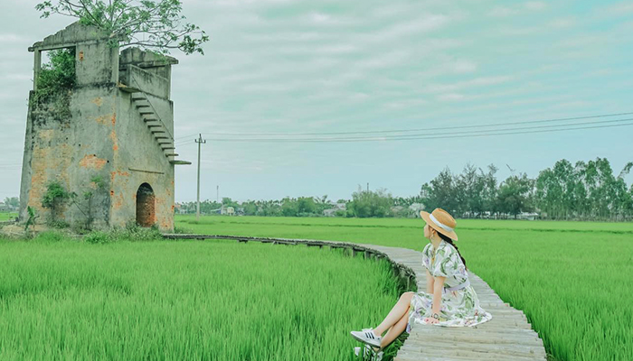 Cầu tre dẫn vào lò gạch cũ