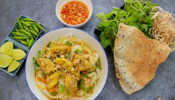 Mì Quảng xuất hiện ở khắp nơi với mức giá rất “du lịch-friendly”