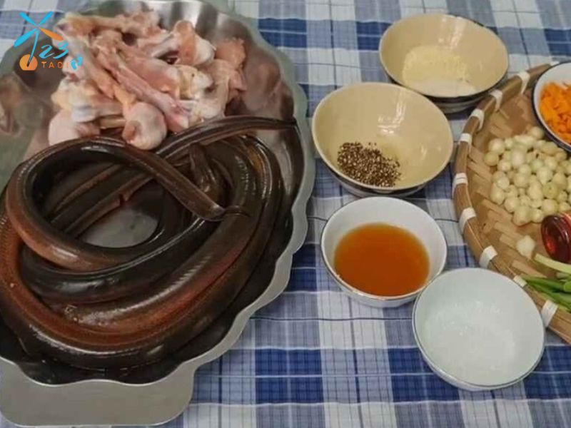 Chuẩn bị nguyên liệu để nấu cháo lươn