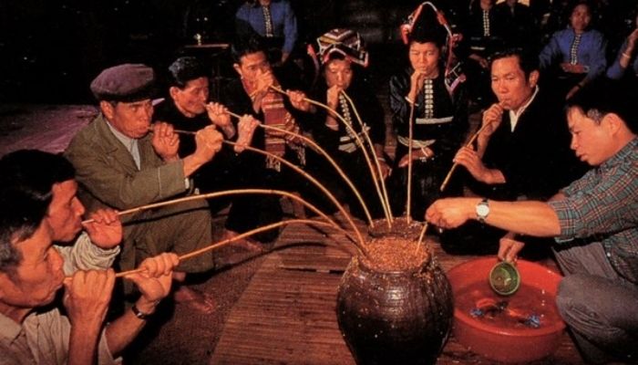 Rượu Cần thường có vị ngọt nhẹ, thơm mùi men lá và ngũ cốc, không quá nồng.