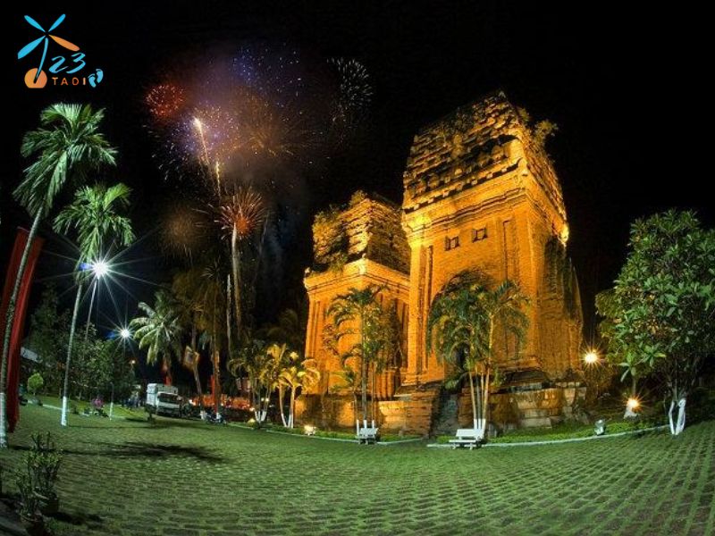 Tháp Đôi gồm hai ngọn tháp đứng song song