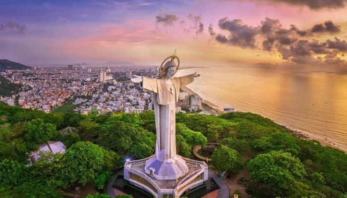 Tượng Chúa Kitô Vũng Tàu tọa lạc trên đỉnh Núi Nhỏ (núi Tao Phùng)