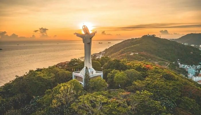 Điểm đặc biệt của Tượng Chúa Kitô Vũng Tàu là sự kết hợp hài hòa giữa kiến trúc và thiên nhiên.