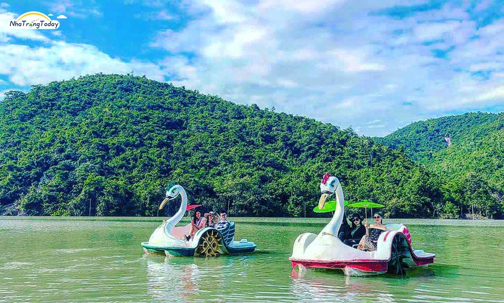 Đi đạp vịt tại Hồ Kênh Hạ