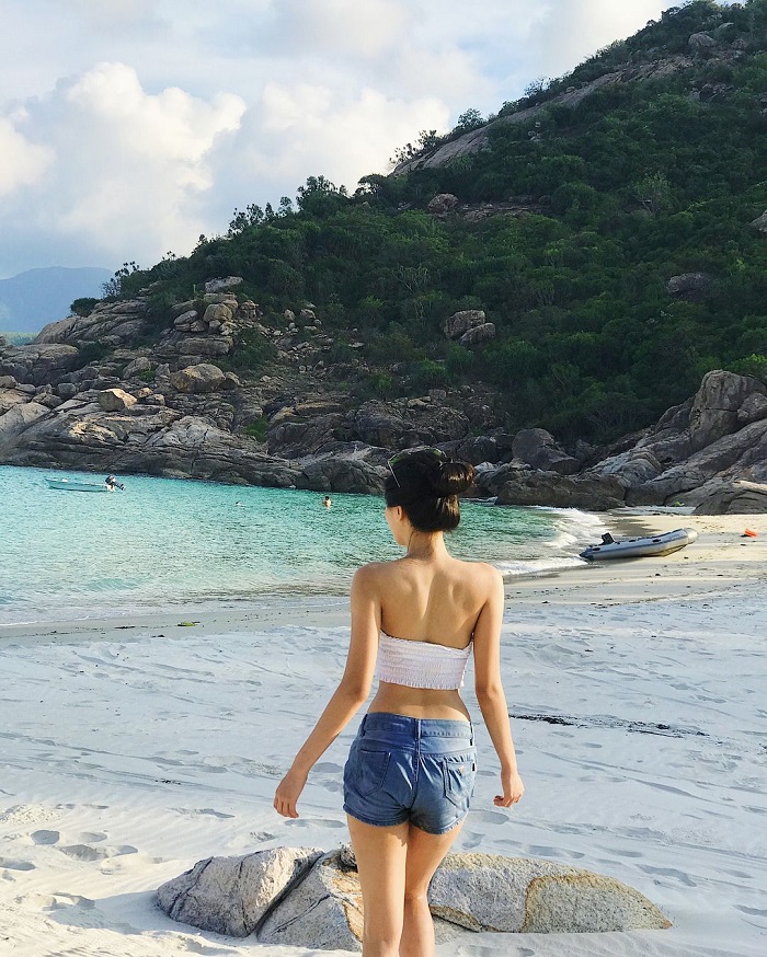 Đi tắm biển tại đảo Robinson Nha Trang