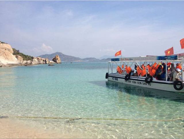 Đi thuyền đến đảo Bình Hưng