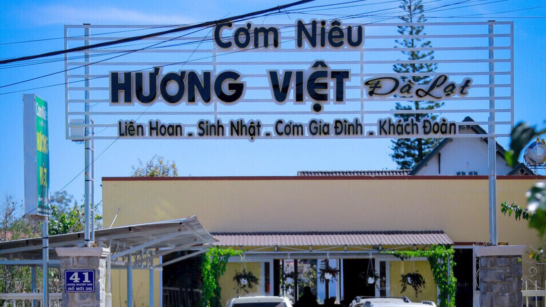 Cơm niêu Hương Việt