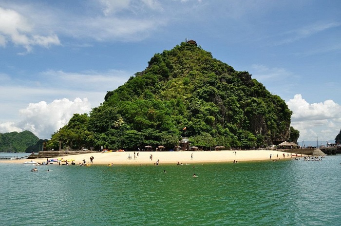 Bãi tắm tại địa điểm đảo Titop
