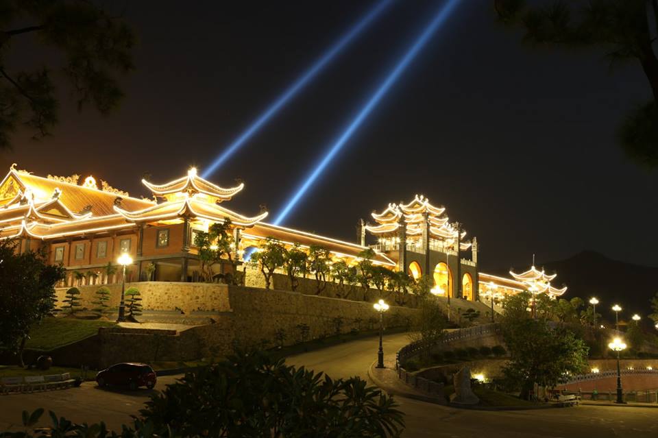 Cảnh ban đêm tại chùa Ba Vàng
