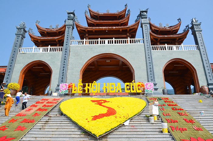 Cảnh quan tại chùa Ba Vàng Quảng Ninh