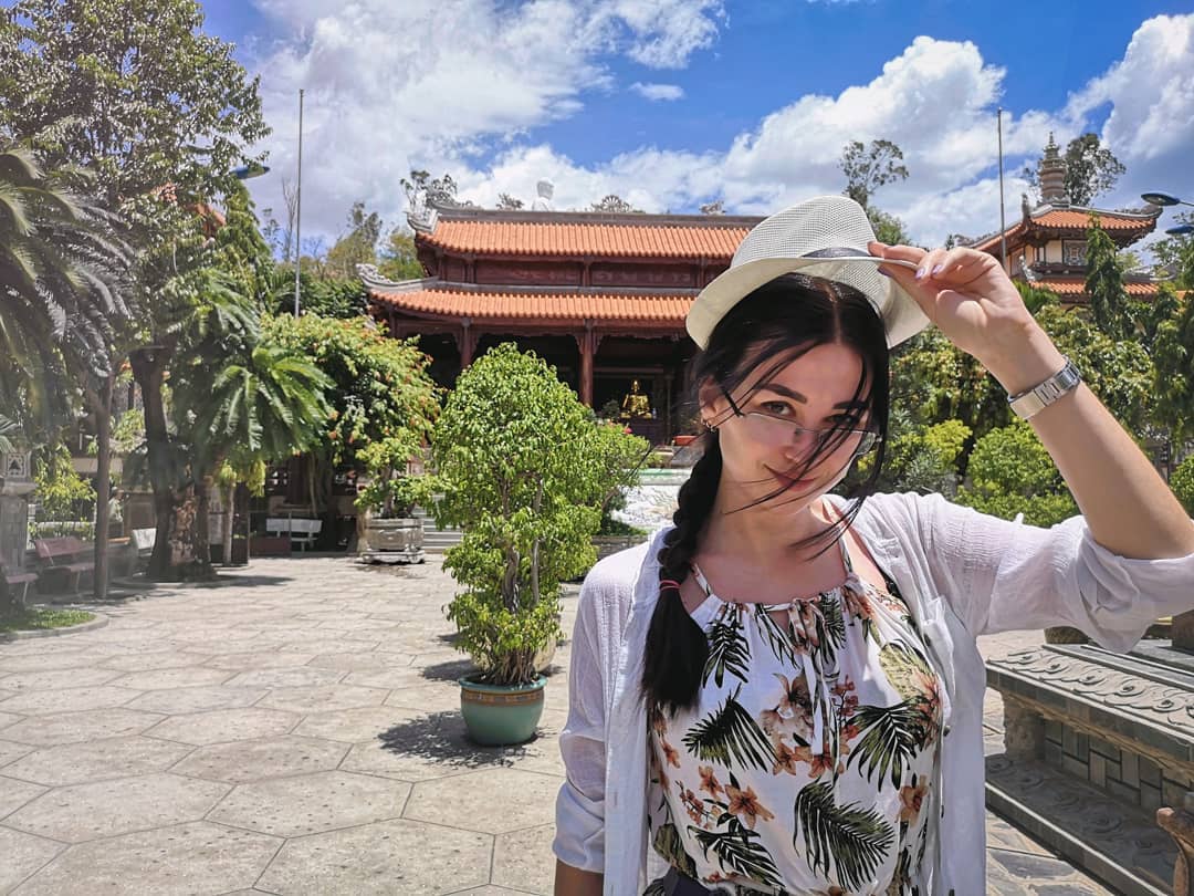 Chụp ảnh tại chùa Long Sơn Nha Trang