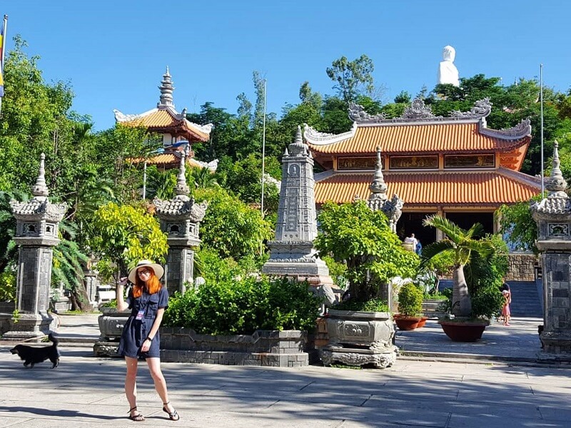 Chụp ảnh tại chùa Long Sơn Nha Trang