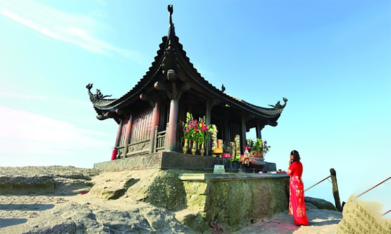 Chụp ảnh tại chùa Yên Tử