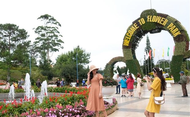 Chụp ảnh tại vườn hoa thành phố Đà Lạt
