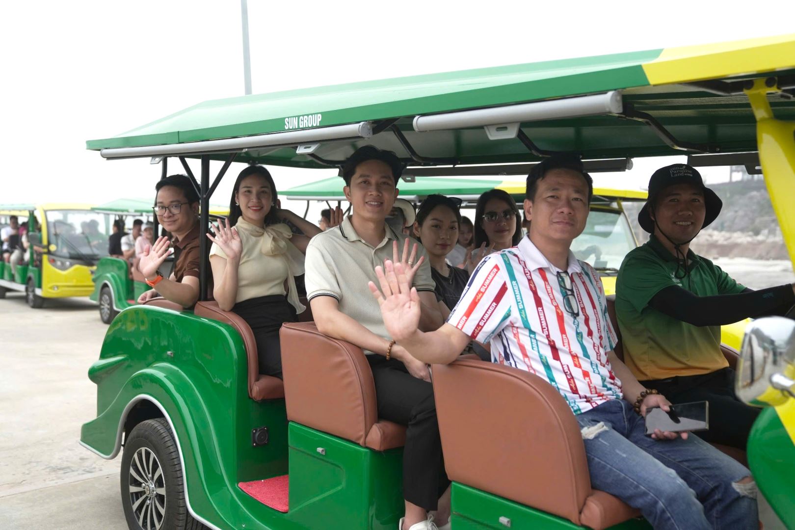 Hình ảnh đi xe điện tại Đảo Cát Bà
