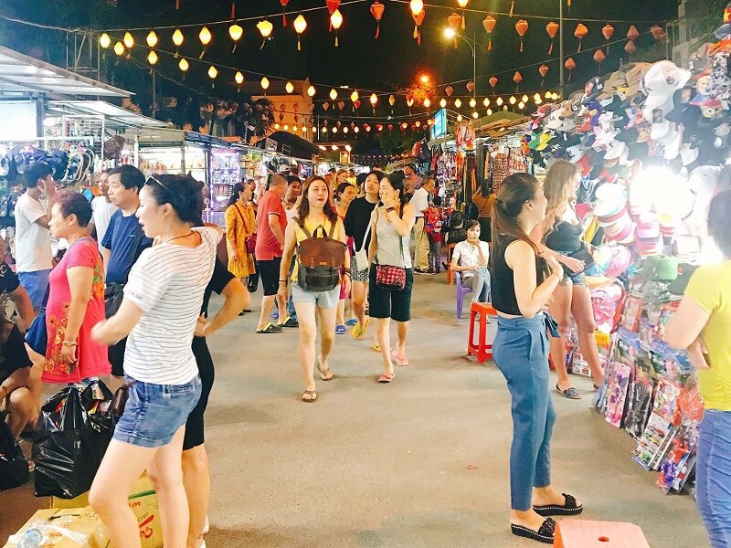 Hình ảnh đông đúc khách du lịch tại chợ đêm Nha Trang