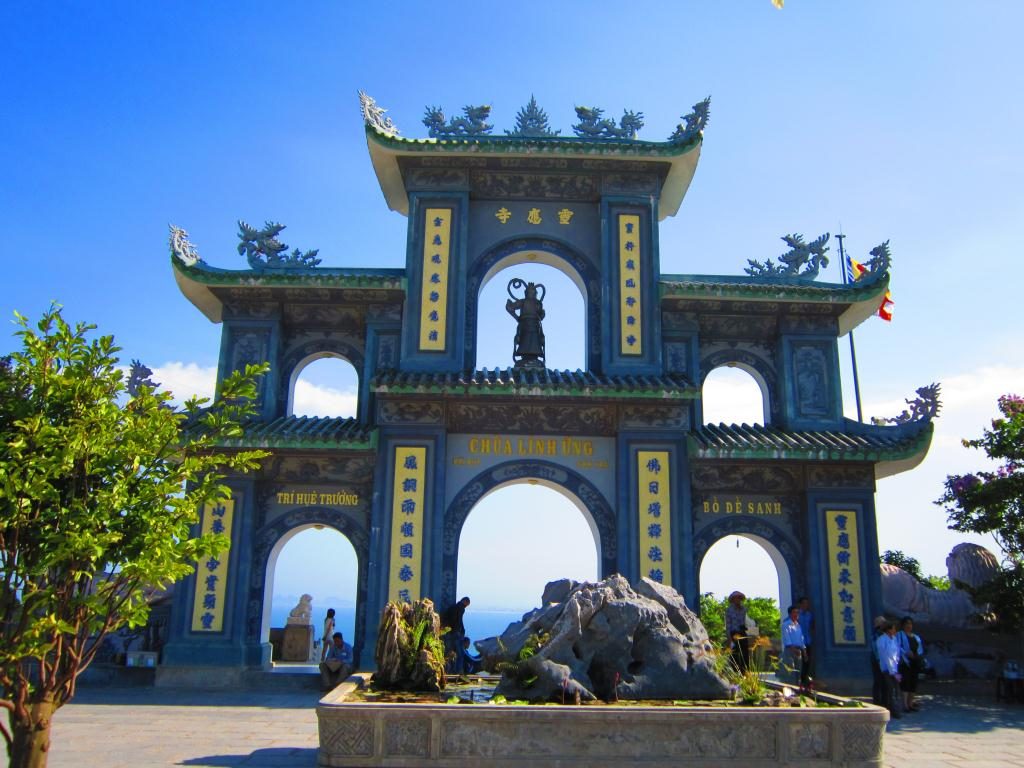 Hình ảnh chùa Linh Ứng ở Bãi Bụt