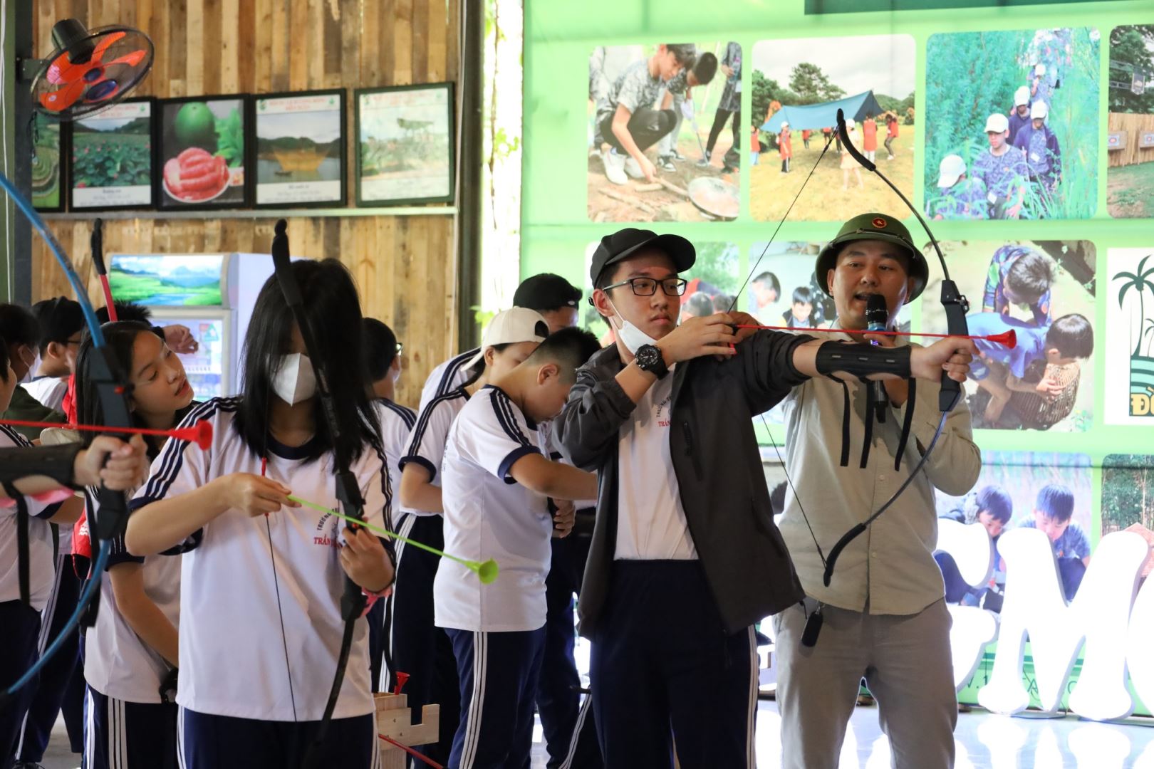 Hình ảnh học sinh trải nghiệm bắn cung tại Đồng Mộc