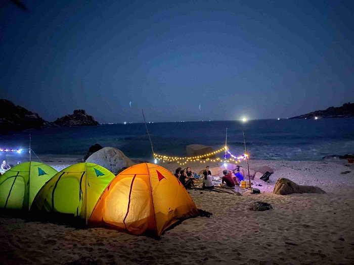 Hoạt động cắm trại trên bãi biển