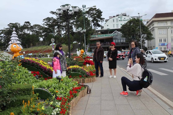 Khách du lịch ghé thăm Đà Lạt dịp Festival hoa