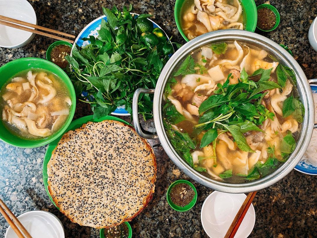Lẩu Gà Lá É
