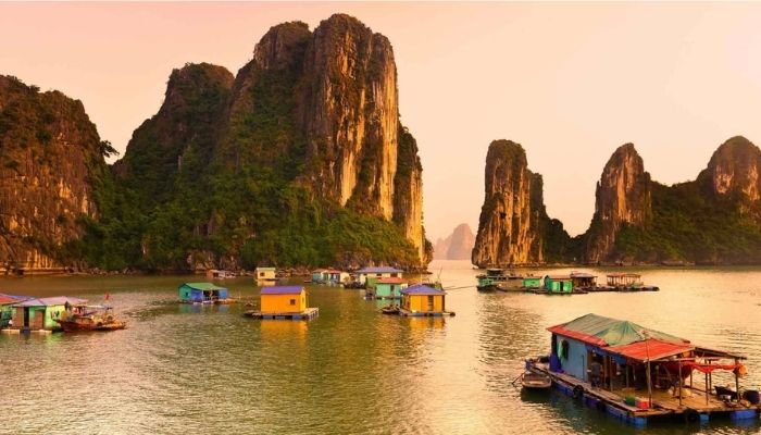 Làng chài Cửa Vạn