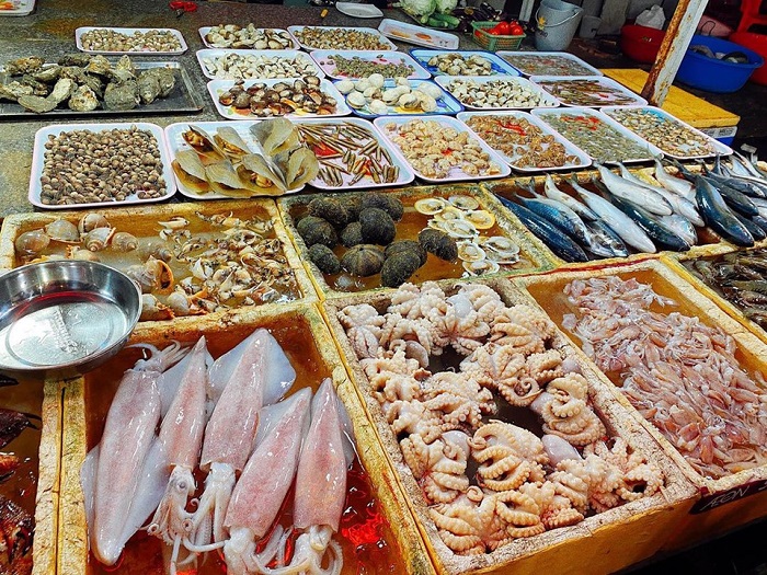 Mua bán hải sản tại chợ cá Hạ Long