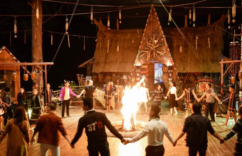 Trải nghiệm ẩm thực trong đêm cồng chiêng