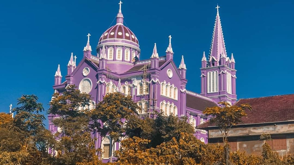 Mê mẩn nhà thờ tím lịm tịm sim tại Nghệ An