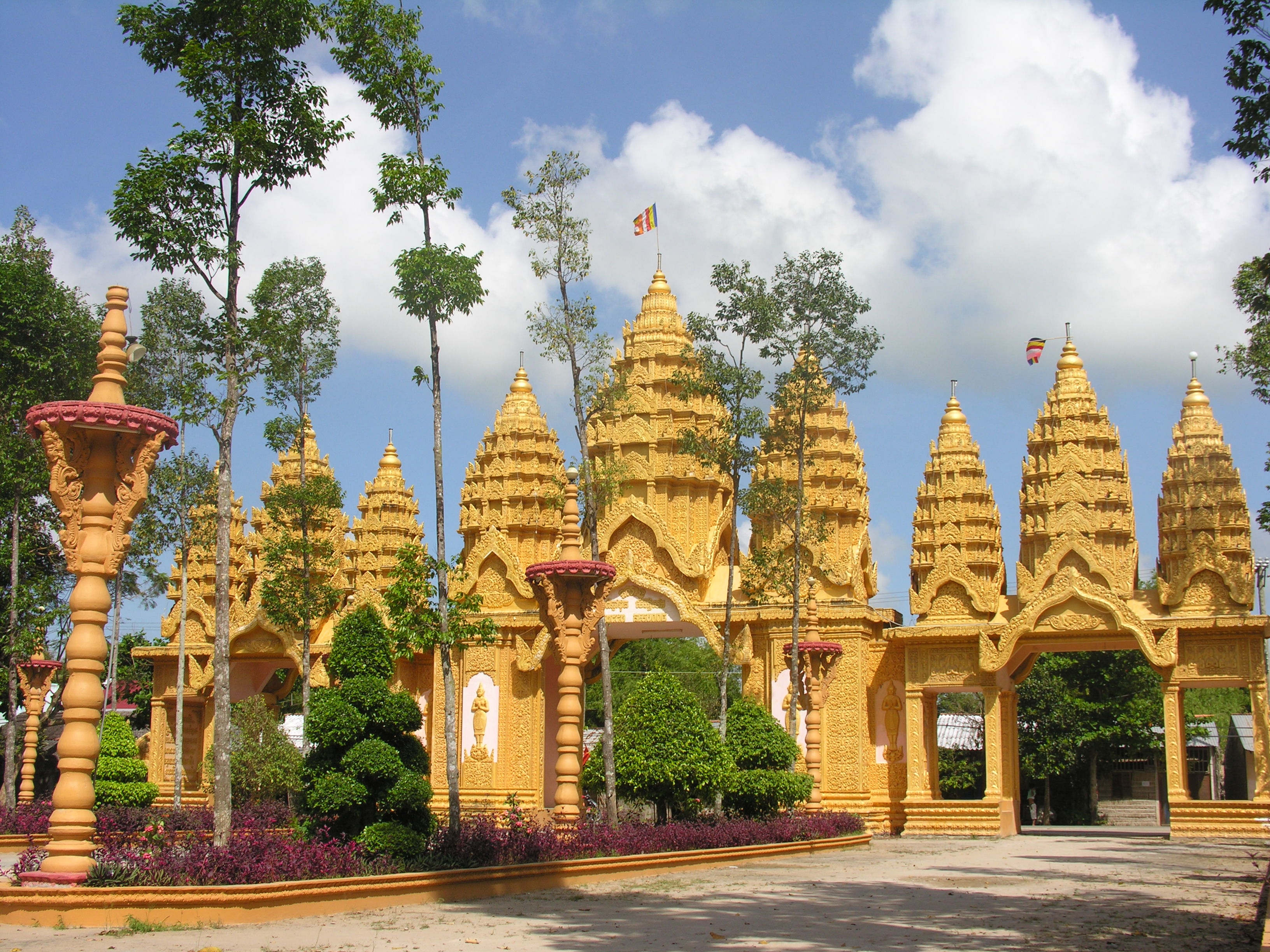 Chùa Vàm Ray ngôi chùa phật giáo Nam Tông lớn nhất Việt Nam