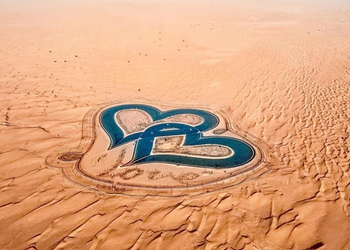 Độc lạ hồ nước trái tim ở Dubai
