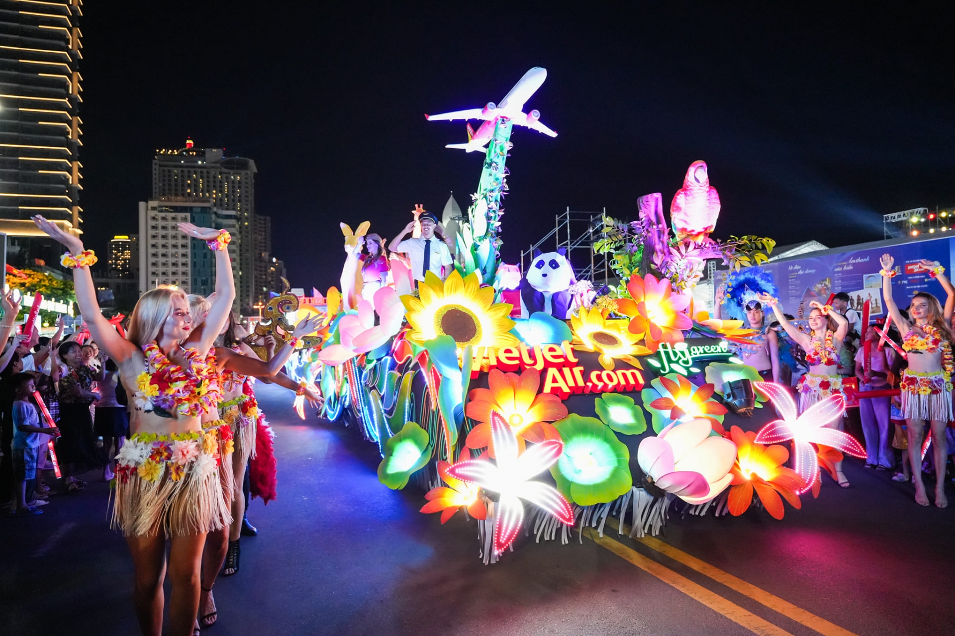 Diễu hành Carnival ánh sáng quảng bá du lịch Khánh Hòa