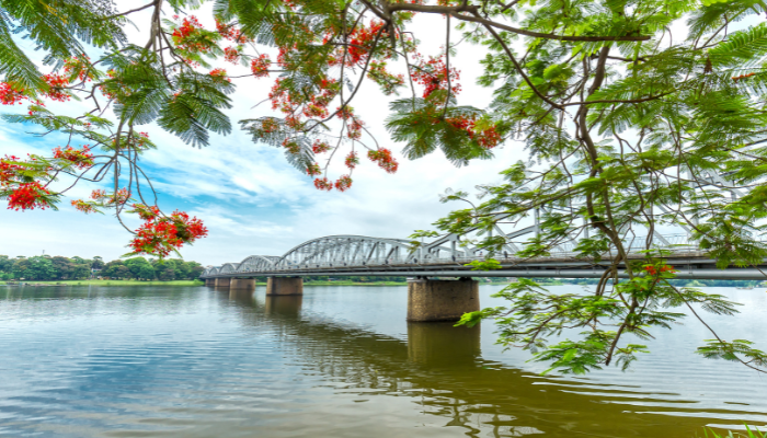 CẦU TRƯỜNG TIỀN BIỂU TƯỢNG XỨ HUẾ