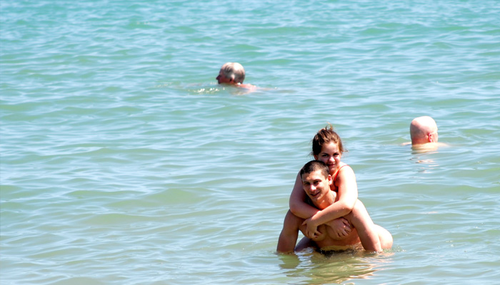 Cặp đôi người Nga thản nhiên tắm biển giữa mùa dịch Corona