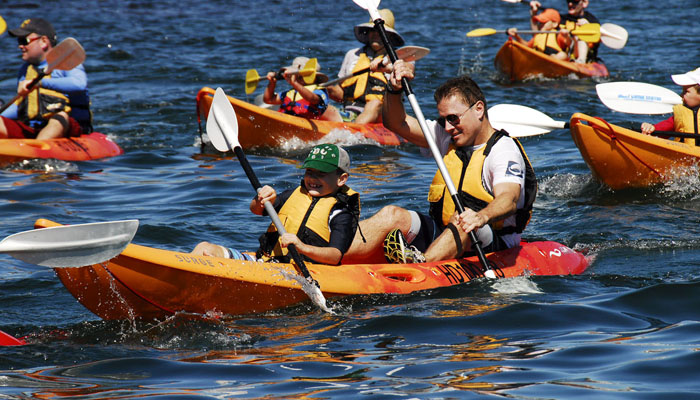 Trò chơi chèo thuyền Kayak vượt qua thử thách team buiding Đà Lạt (Ảnh: Internet)