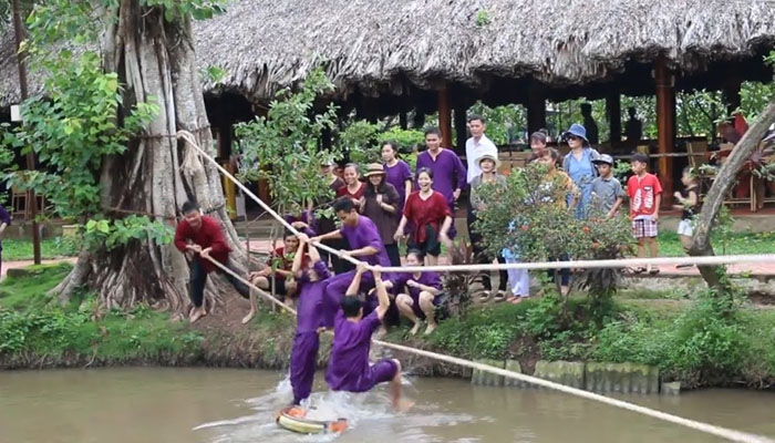 Trò chơi dây thừng dưới nước team buiding Đà Lạt (Ảnh: Internet)