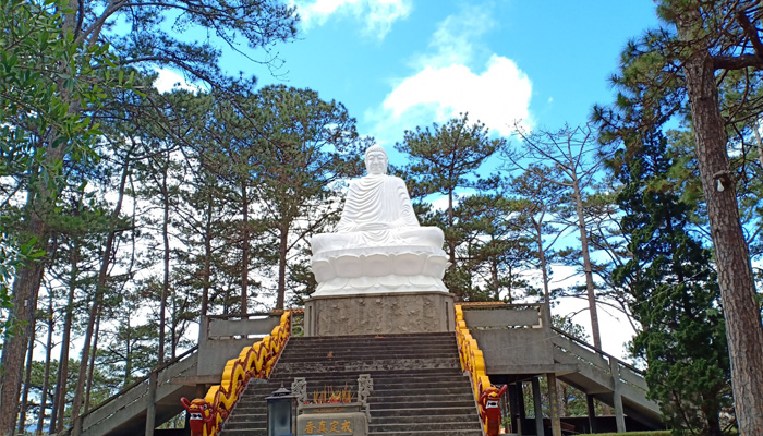 Phật thích Ca Cao hơn 10m nằm trên đài sen ở khuôn viên đằng sau chùa